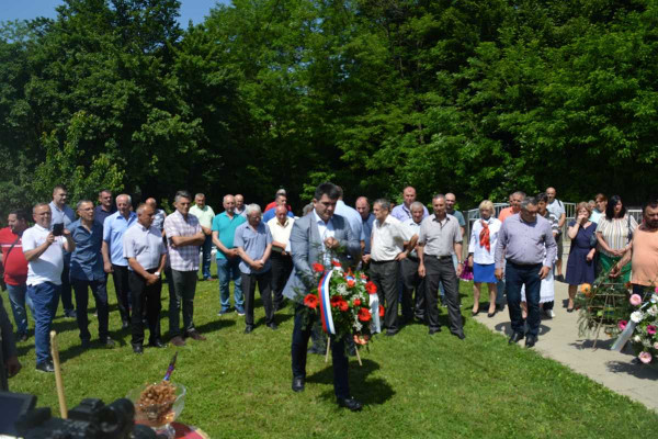 Osveštan spomenik poginulim borcima u povratničkom mjestu Lukavica