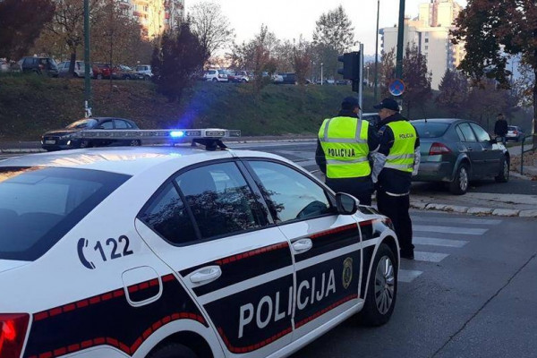 Vozio kombi u rikverc pa udario staricu