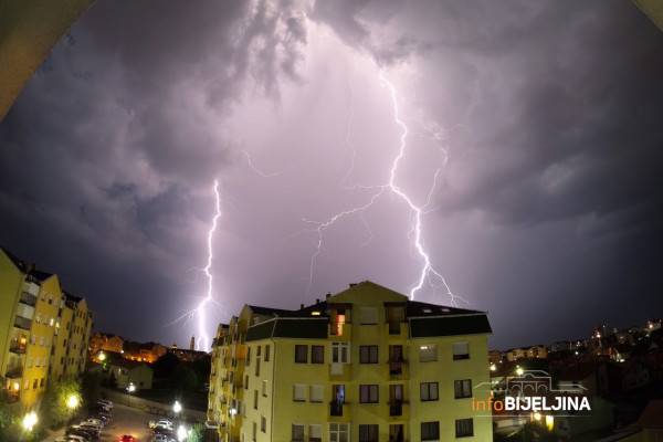 U Banjaluci jak vjetar, Bijeljinu obasjale munje /FOTO/