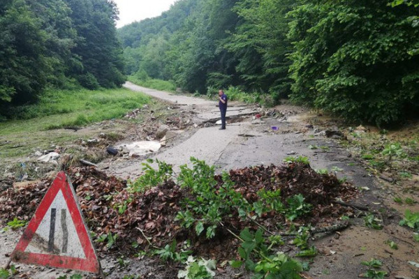 Obustavljen saobraćaj na putu Prijedor - Kostajnica