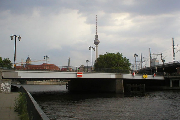 BIZARAN INCIDENT U BERLINU Muškarac urinirao sa mosta pa izazvao povrede nekoliko ljudi