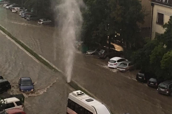 Beograd - Zbog nevremena nasred ulice GEJZIR visok više od pet metara