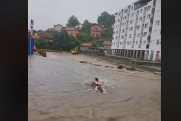 Banjalučanin zaplivao na novom kružnom toku, reagovao i gradonačelnik