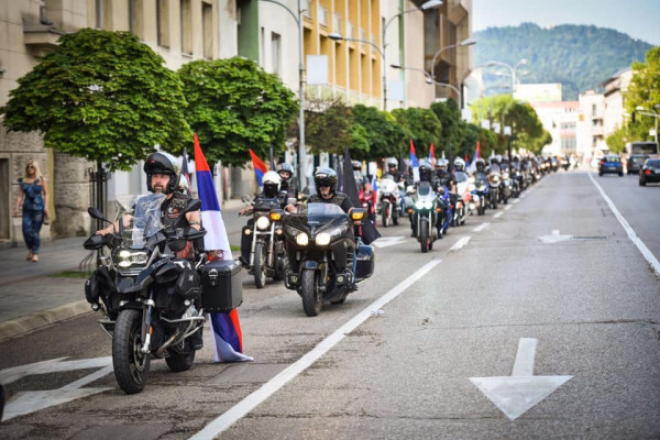 Noćni vukovi položili vijence na spomenik "12 banjalučkih beba"