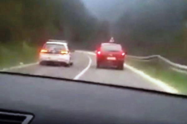 PRETICANJE PREKO PUNE LINIJE Ni policija ne poštuje saobraćajna pravila (VIDEO)