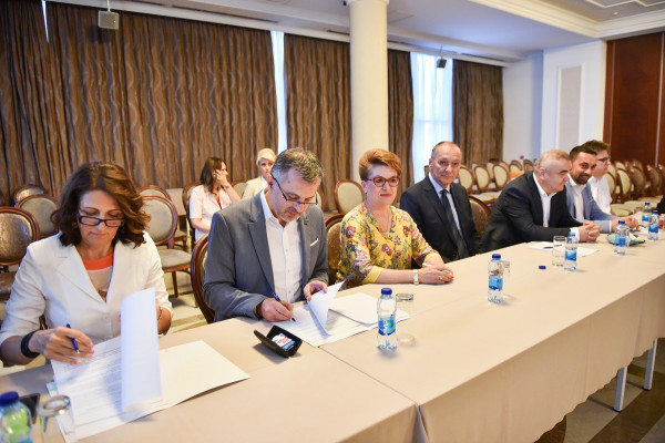 Finansijska injekcija Srbije stiže u 42 lokalne zajednice, sporazum potpisao i gradonačelnik Bijeljine
