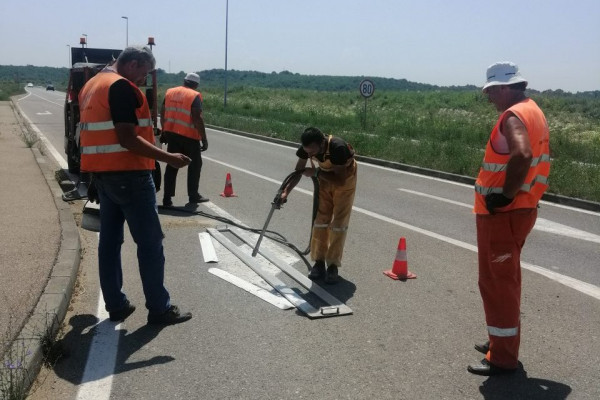 U hladu 34 stepena, a radnici u Bijeljini na usijanom asfaltu /FOTO/