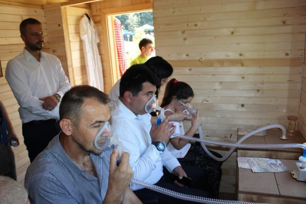 “Api komora” pomaže u brojnim oboljenjima: Porodica Tešić unaprijedila dugogodišnju tradiciju pčelarstva