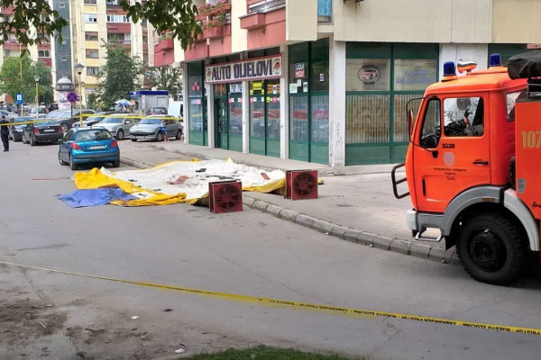 Muškarac napao poštara pa skočio sa zgrade