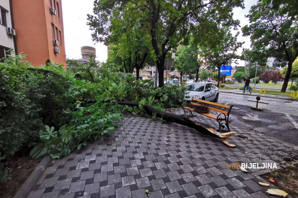 Veliki broj intervencija, svi bijeljinski vatrogasci na terenu /FOTO/