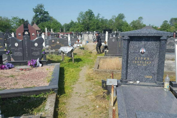 Sa groblja u Popovima ukradena bronzana bista i mesingane vaze