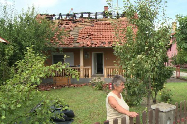 Grom zapalio krov kuće u Bijeljini