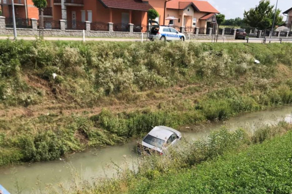 Automobil završio u kanalu