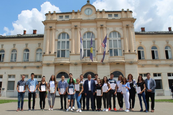 Učenicima generacije i profesorima nagrade i zahvalnice