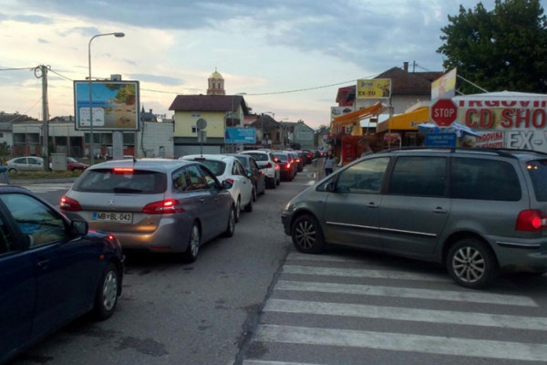 Kolone vozila na graničnom prelazu Gradiška iz oba smjera