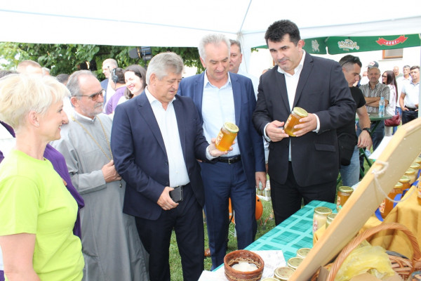 U Loparama održan Sajam domaćih proizvoda i kućne radinosti