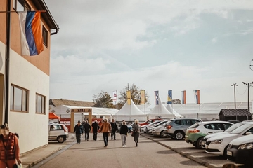 Ko će osvojiti vozilo: Ogromno interesovanje za Semberski sajam mesa, očekuje se najveća ponuda do sada