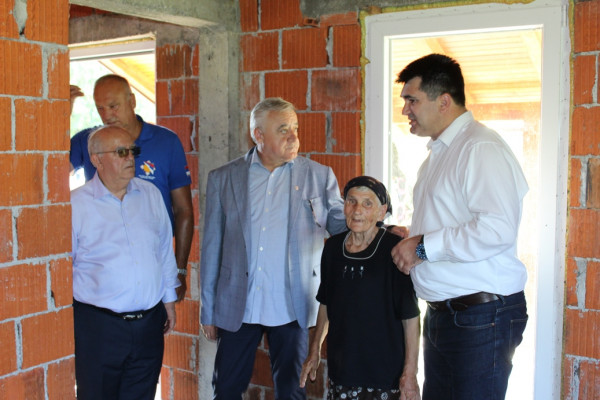 Novi dom za tri demobilisana borca u porodici Marković u Loparama