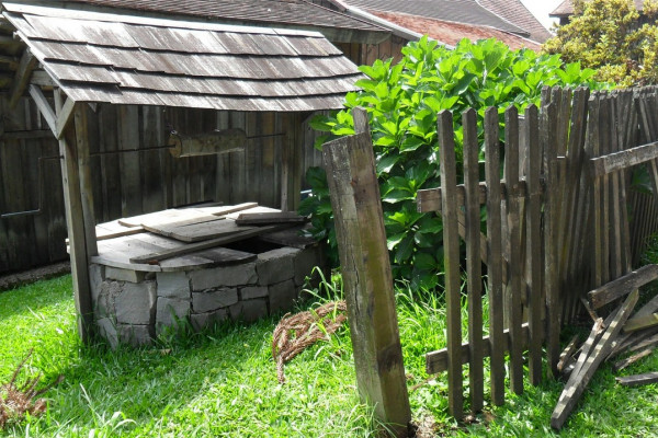 Žena umrla, muž skočio u bunar