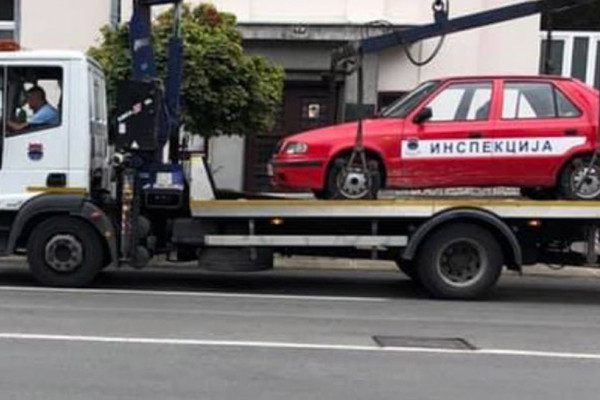 NESVAKIDAŠNJI PRIZOR Pauk digao vozilo inspekcije u Banjaluci