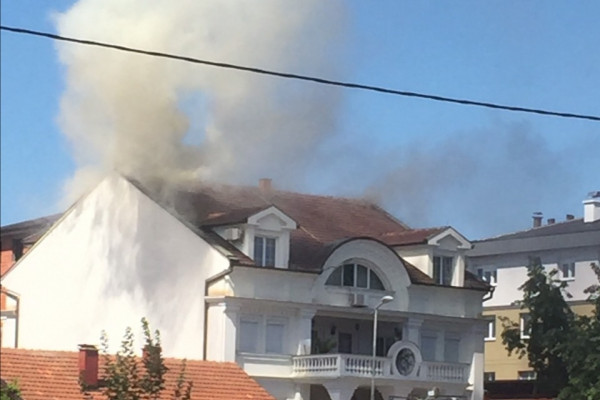 Gori kuća u Bijeljini, vatrogasci na terenu /FOTO/