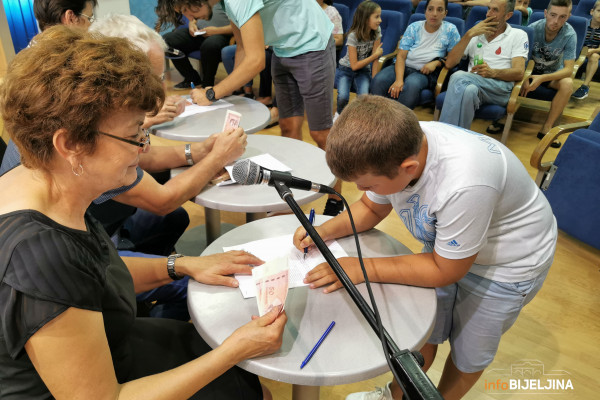 Ugljevik: Za 134 djece po 100 KM za kupovinu udžbenika /FOTO/