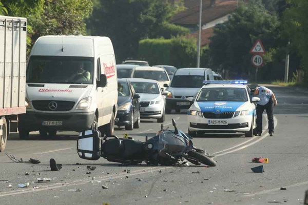 Vozač motora teško povrijeđen, udario u “pasata”