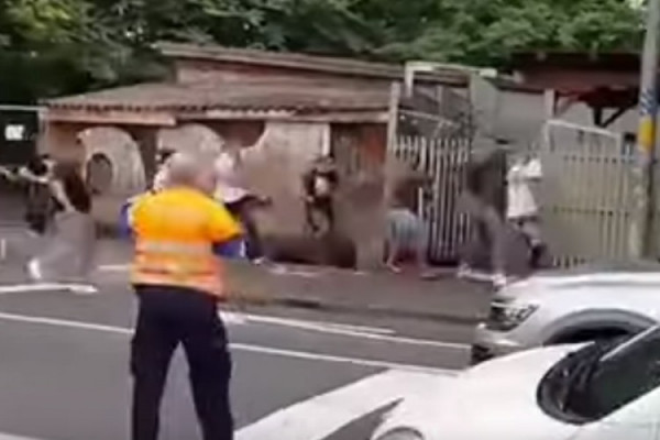 Haos u Bernu: Delije pretukle muškarca, policajac pucao