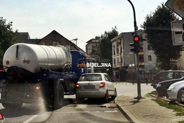 Sudar kamiona i škode u centru Bijeljine