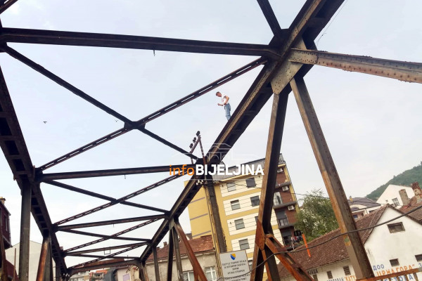 SPRIJEČEN POKUŠAJ SAMOUBISTVA: Htio da skoči sa mosta u rijeku Drinu /FOTO/