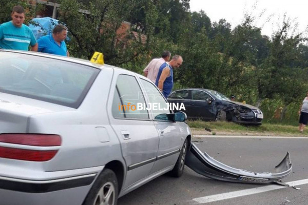 Saobraćajka na putu Bijeljina - Tuzla, jedan od automobila završio u kanalu /FOTO/
