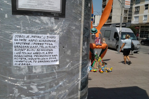 Dobojski fantom na oglasnim prostorima "bistri" politiku