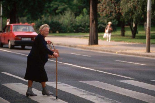 Baka mora u zatvor jer je prešla ulicu van pješačkog prelaza