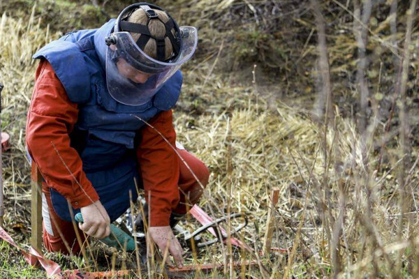 Dok mine ubijaju, novac za deminiranje na čekanju