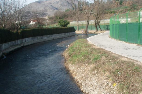Ekološki incident u Mostaru: Nafta teče rijekom