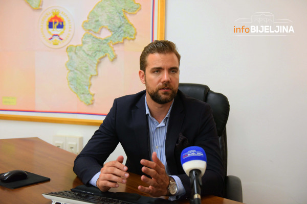 Mladen Filipović za portal InfoBijeljina: Naša djeca u Austriji ne smiju zaboraviti srpski jezik /VIDEO/