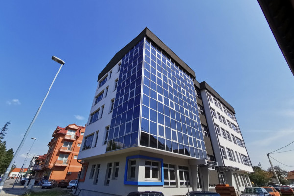 Novinari duže od sat vremena čekaju ispred nove zgrade Centra za socijalni rad