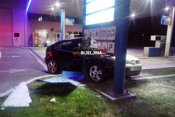 Bijeljina: Autom se zakucao u benzinsku pumpu /FOTO/