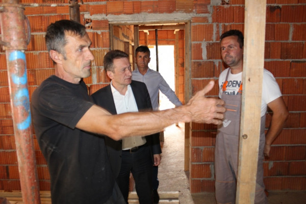 Opština Ugljevik pomaže izgradnju kuće za porodicu sa četvoro djece