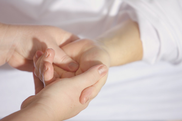 Znate li šta drhtanje ruku i promjene na noktima govore o vašem zdravlju?