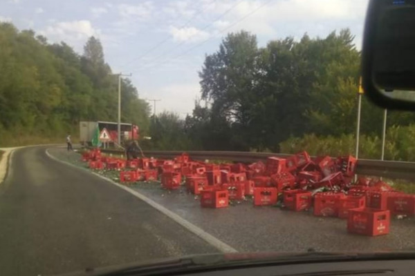 Kod Zvornika se prevrnuo kamion pun piva