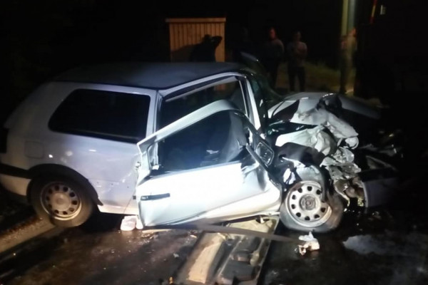 Pogledajte fotografije iz Brčkog: Vatrogasci iz smrskanog vozila izvlačili bebu i njenu majku