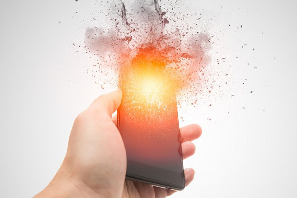 Djevojčici mobilni telefon eksplodirao pored glave i ubio je