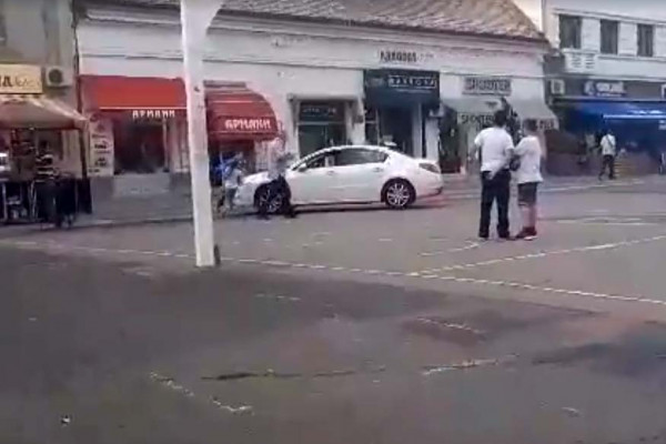 Bijeljina: Bahati vozač došao autom na Trg da kupi kokice /VIDEO/