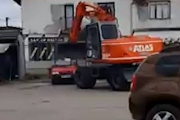 Incident u Prnjavoru: Bagerom uništio automobil dužniku ( VIDEO)