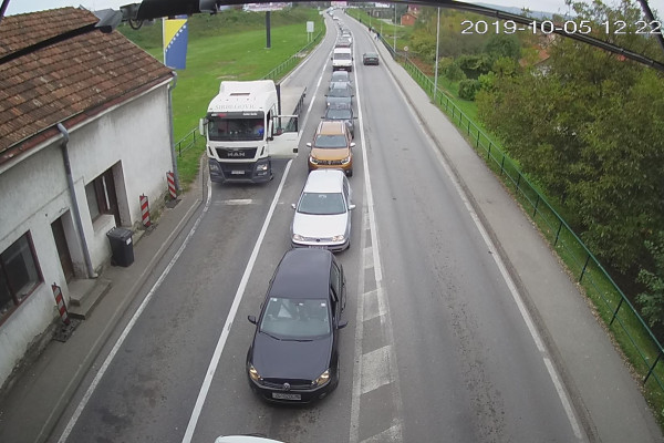 Pojačan saobraćaj na graničnim prelazima Velika Kladuša i Brod