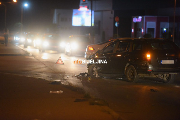 Saobraćajka u Bijeljini, golf od siline udarca sletio sa puta /FOTO/
