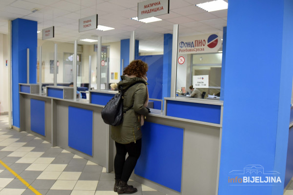 Fond PIO: Do 24. oktobra dostaviti potvrdu o redovnom školovanju