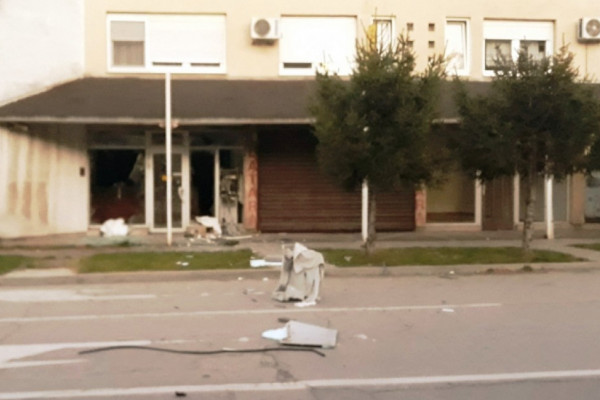 PLJAČKA U MODRIČI Razbojnici iščupali bankomat iz zida