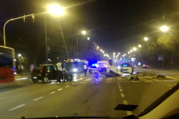 Automobil se prevrnuo na krov na Novom Beogradu /VIDEO/